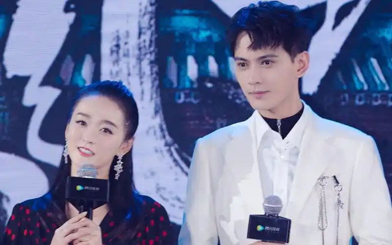 何泓姗徐正溪新剧《凤弈》开播,携手演绎家国儿女情