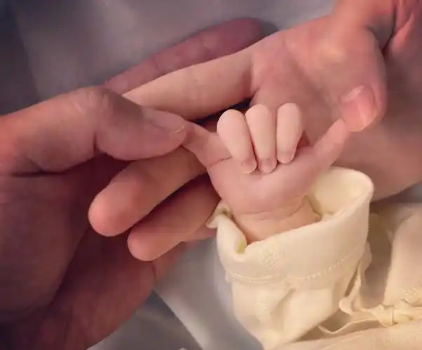 郑恺老婆苗苗二胎得子,三年抱俩儿女双全,附产后坐月子注意事项