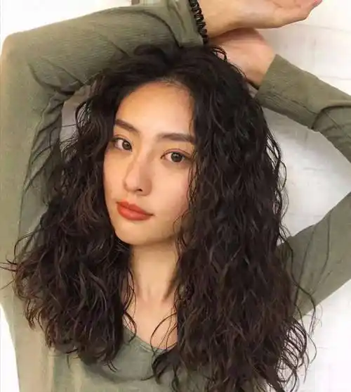 齐肩的头发可以烫吗?这些发型让你瞬间变身时尚达人!_卷发_女性_蛋卷