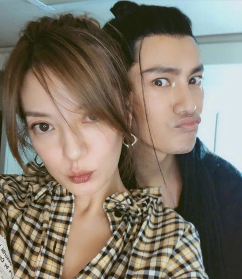 赵薇晒与陈坤亲密合照:和你长大是最开心的事