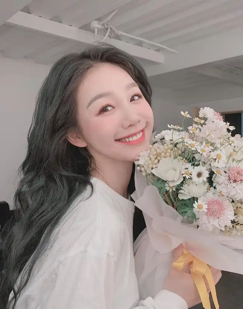 火箭少女101的徐梦洁好可爱,像彩虹一样美好的女孩子