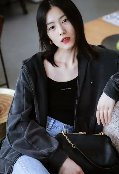 刘雯简约居家私服照图片24