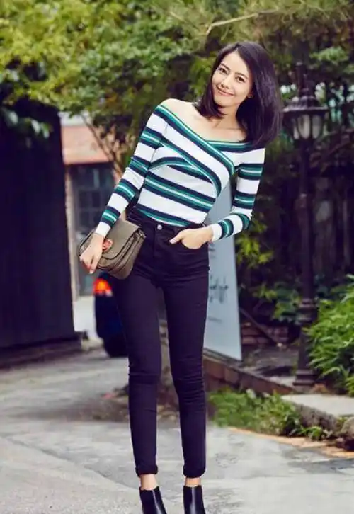 高圆圆太敢穿,穿米色v领裙优雅精致,金色项圈首饰科技感十足_女生