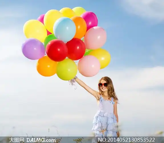 绽放开心笑容的小女孩摄影高清图片