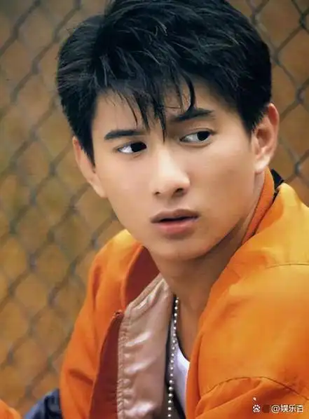 53岁吴奇隆与儿子逛商场,五岁步步帅气可爱,刘诗诗公公罕见现身