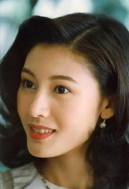 李嘉欣在香港一直有第一美女的美称,许多美女到她面前都变映衬得