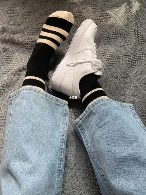 这裤子这袜子也太配了吧