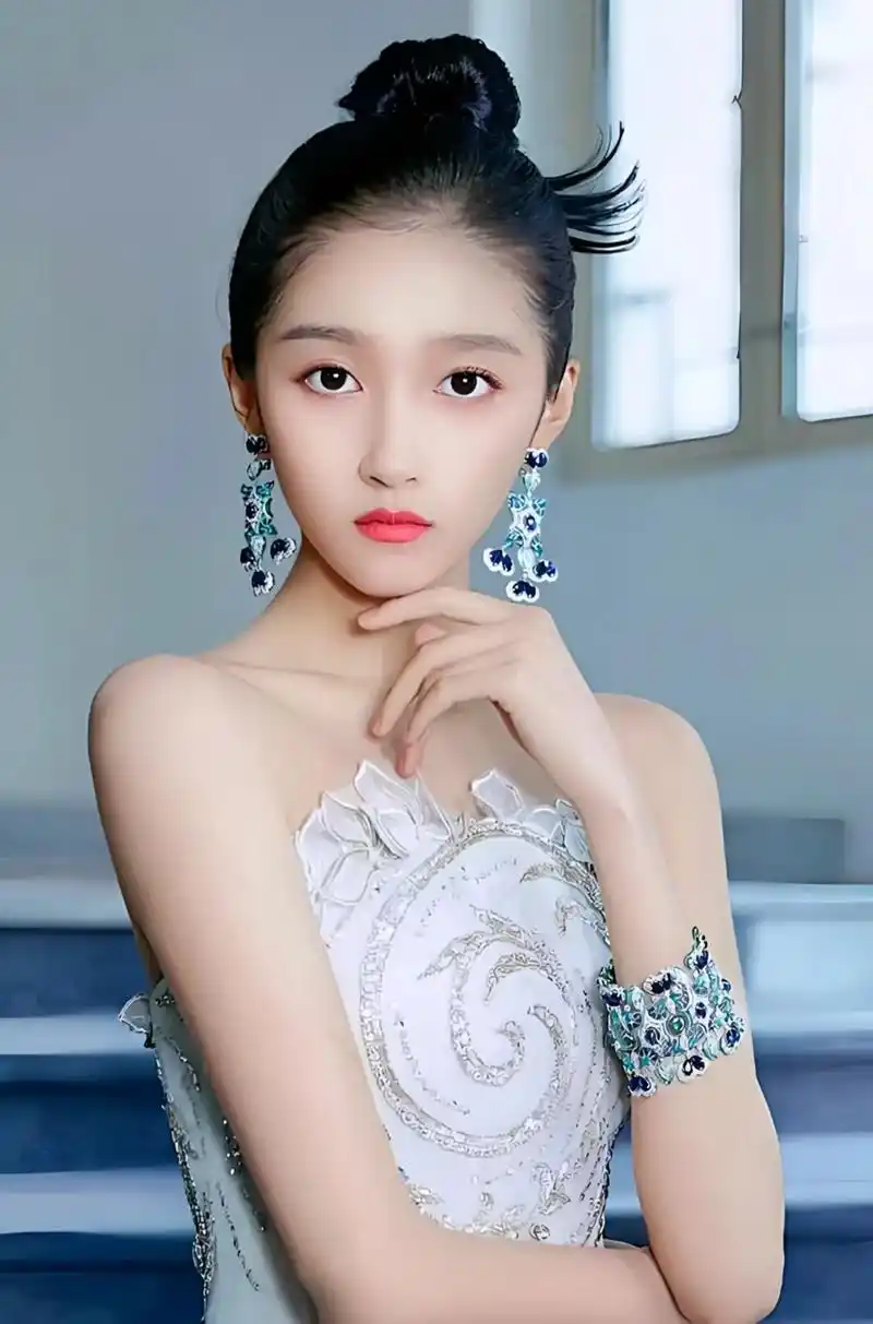 关晓彤.关晓彤,1997年出生于北京,内地影视演员,身高17 - 抖音