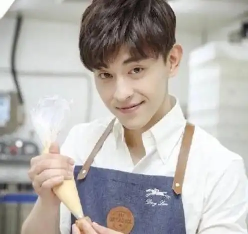 参观邓伦住的豪宅,头一次见两层楼的客厅,这装修真奢华大气