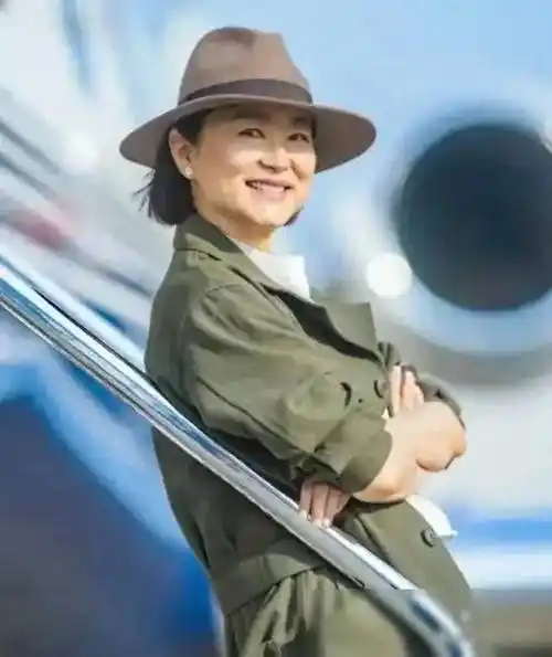 林青霞最新近照曝光!脸部浮肿,断崖衰老,70岁打扮仍如小年轻