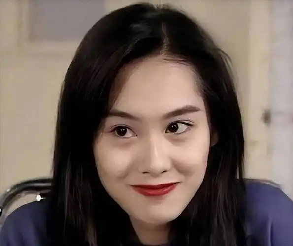 原来朱茵已经50岁了,拥有"少女身材",身穿时尚紧身裙吸引眼球的她