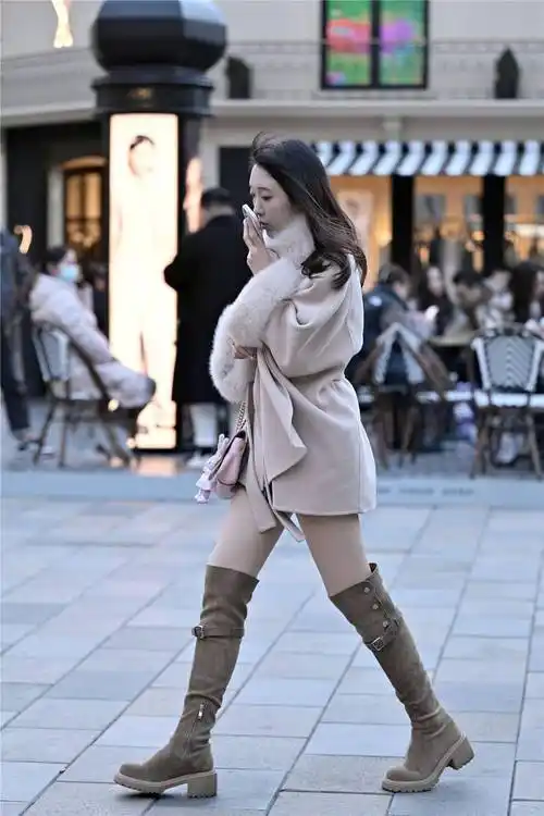 不同款式的过膝靴,带来不一样的感觉,这位美女选择黑色的粗跟过膝长靴