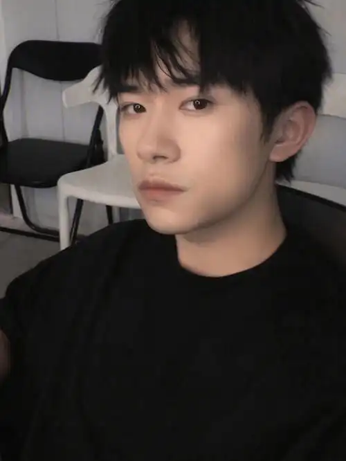 易烊千玺开博八周年自拍05