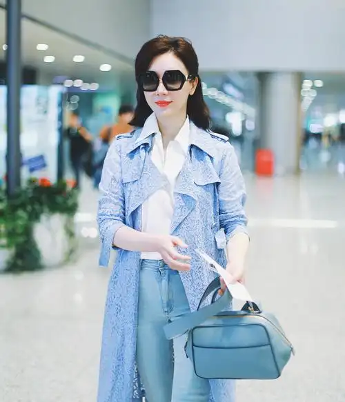 42岁陈数现身机场,蕾丝风衣配衬衫,最少减龄十岁!