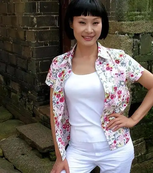 歌手于文华再婚嫁未婚小伙23年并未生子如今的她幸福吗