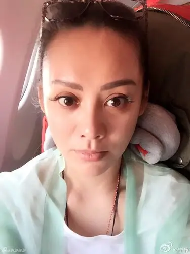 组图:宁静生日晒素颜自拍.