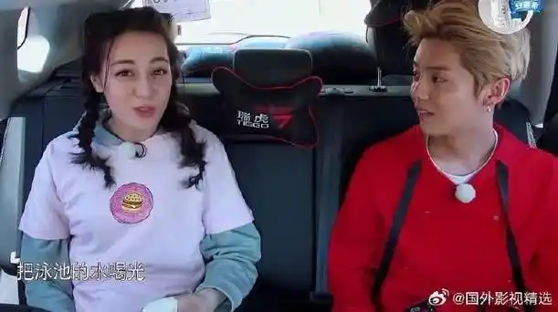 迪丽热巴鹿晗在车上太可爱 她吃的太多,小鹿:要弹飞椅!