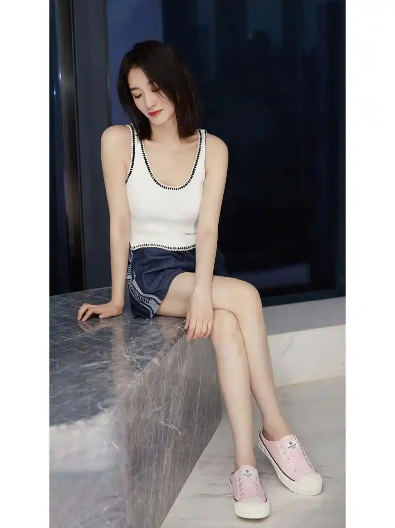 李小冉大长腿又白又嫩