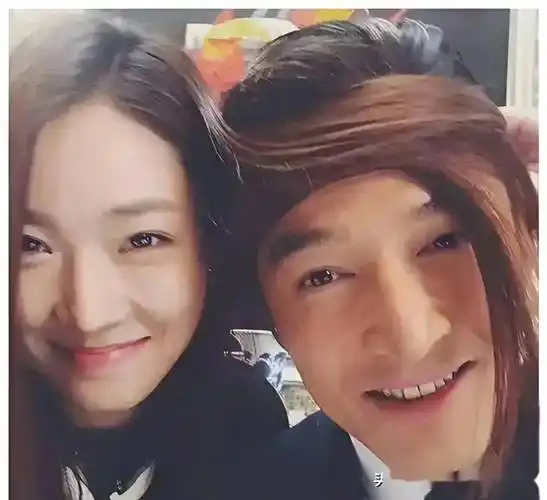 胡歌老婆首次公开出镜,黑色短发难挡清纯气质,情侣装最萌身高差