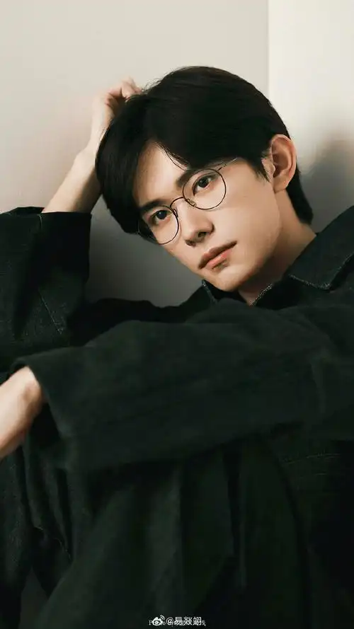 世事千帆过,前方终会是温柔和月光    @tfboys-易烊千玺    小小的