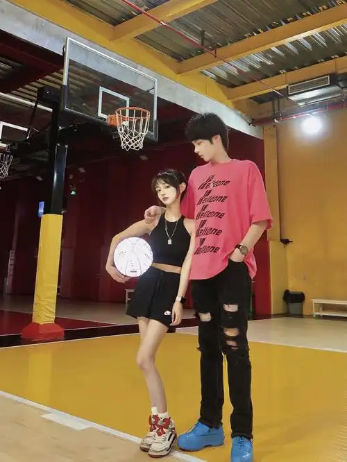 158188情侣我终于找到显白瘦幼秘诀了