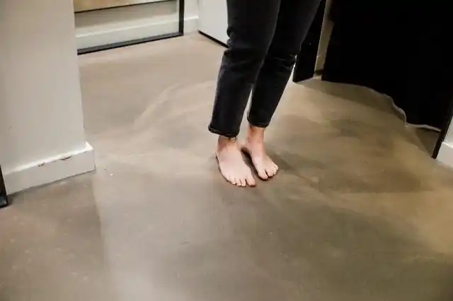 1,光脚走路寒气入体的坏习惯手脚冰冷并非一时体现