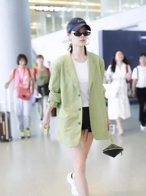 32岁杨幂走机场,穿男友风衬衫秀出"牙签腿",好身材不输给超模