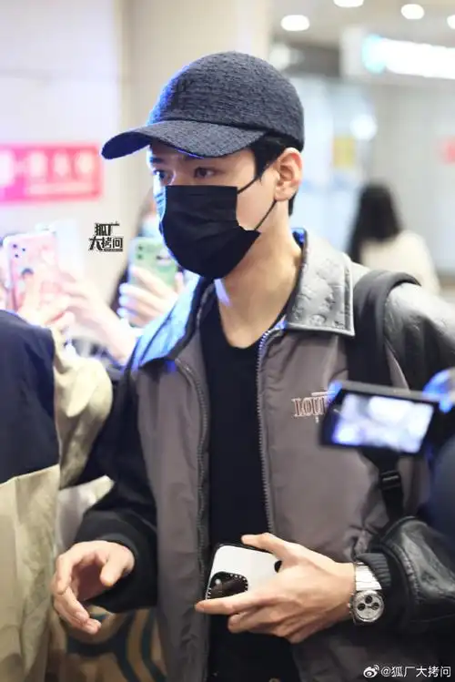龚俊结束巴黎时装周行程到达北京,好好休息#龚俊巴黎时装周回国