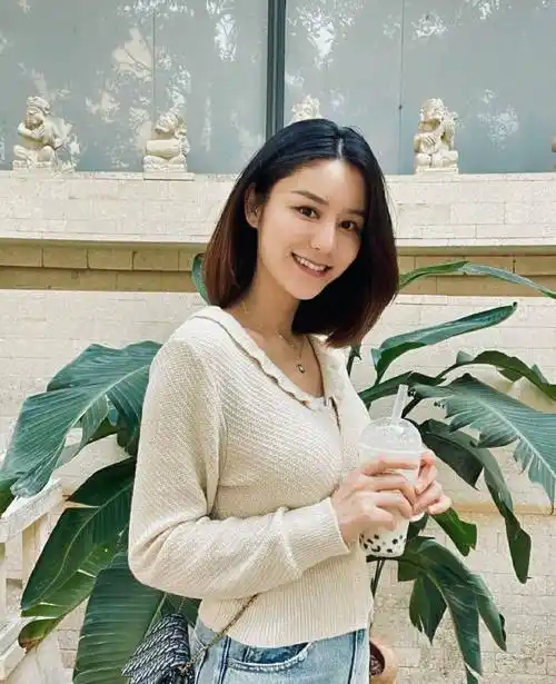 原创张馨月近况现身推粉红婴儿车带小公主出门林峯全程紧跟妻女身侧超