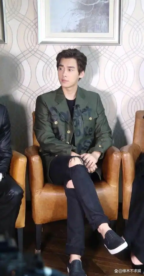 34岁李易峰颜值过关那181cm的个头现实中身材比例如何