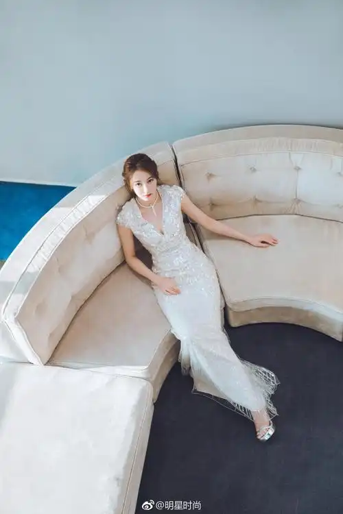 迪丽热巴一袭亮片深v长裙亮相红毯,她化身纯白贵气精灵,低扎马尾