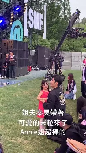 秦昊带着孩子看伊能静演出,原来伊能静是歌手啊