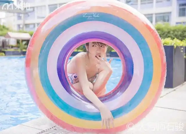 娇憨美少女的泳池秀这个笑容甜度我给100分