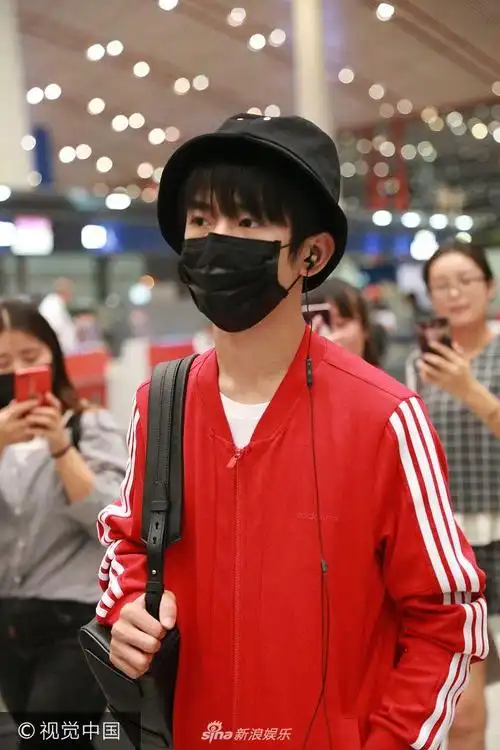 易烊千玺红色运动装吸睛