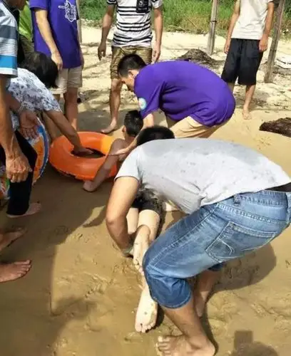 珠海一男子钓鱼被卷入大海,生死不明……_飞沙滩