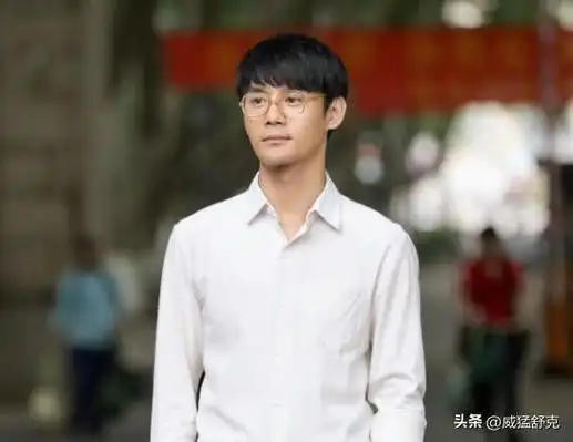 这样的体重显得非常消瘦,可为了更好的演好"宋运辉"这个角色,王凯觉得