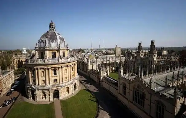 牛津大学,作为全球顶尖的学府之一,其博士后项目的申请条件自然也是