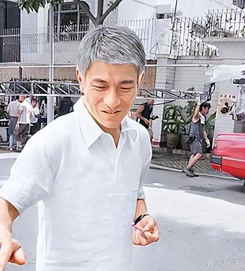 刘德华拍摄新电影状态发福满头白发啤酒肚明显网友泪目