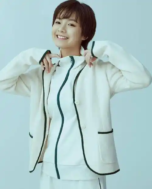 19岁李庚希再出写真照,穿白色休闲裤配针织外套,笑