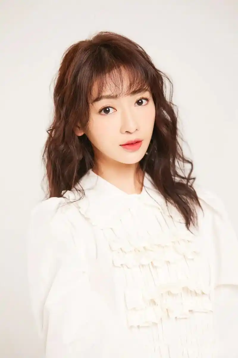 《吴谨言》平凡的努力,气质的升级,又美又飒,明星图片#吴谨言 - 抖音