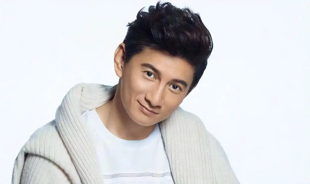 吴奇隆一家三口温馨出游,刘诗诗尽显母爱,两岁儿子很乖巧!