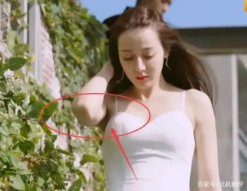 迪丽热巴的皮肤白皙,这件婚纱的肩带很细,露出了香肩,让网友不得不