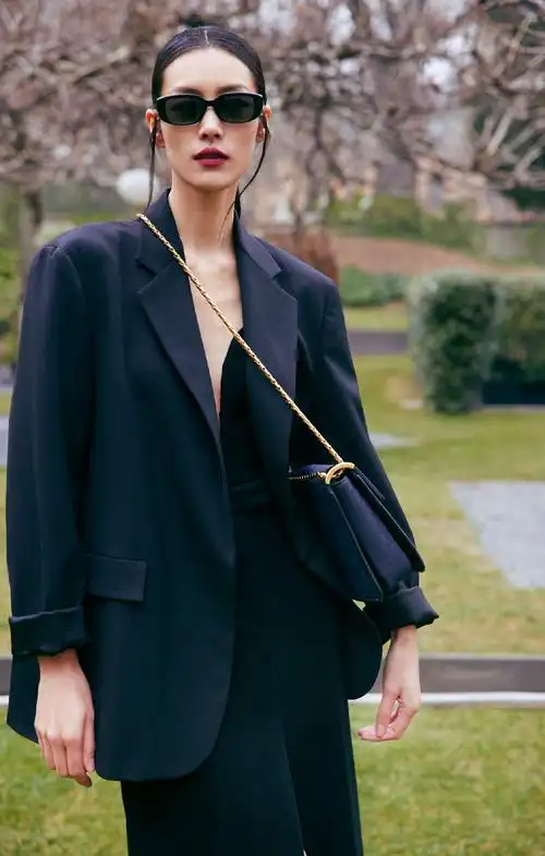 刘雯米兰时装周表现太棒了!时隔三年两场大秀压轴出场,气场超强