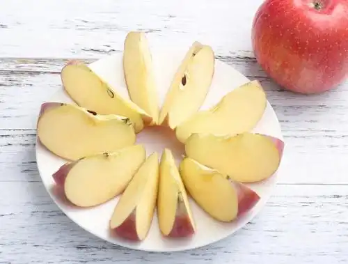 苹果切开的表面变色是因为苹果富含多酚,多酚氧化酶,苹果组织被破坏后