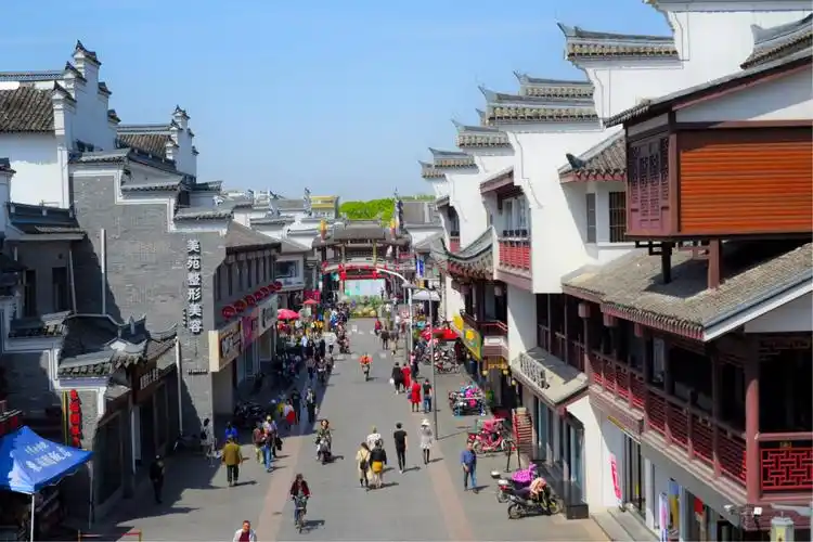 鼓楼步行街,吃饭和购物集中的地方,旅游季节人一定很多