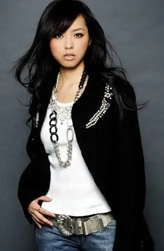 首届超女亚军王媞在写真中恐怖式裸露.