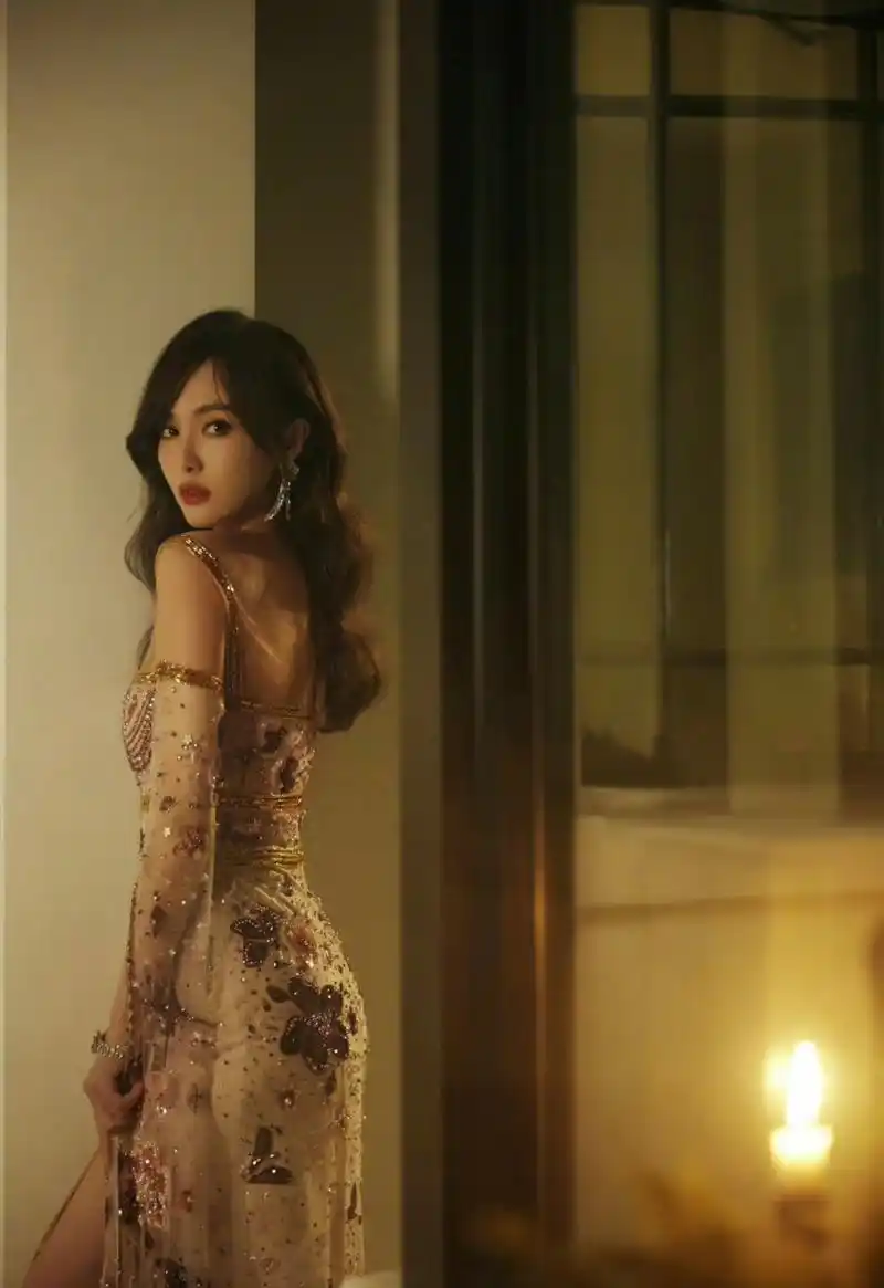 唐嫣这身礼服让我梦回仙剑里面的紫萱,一样的妖娆魅惑