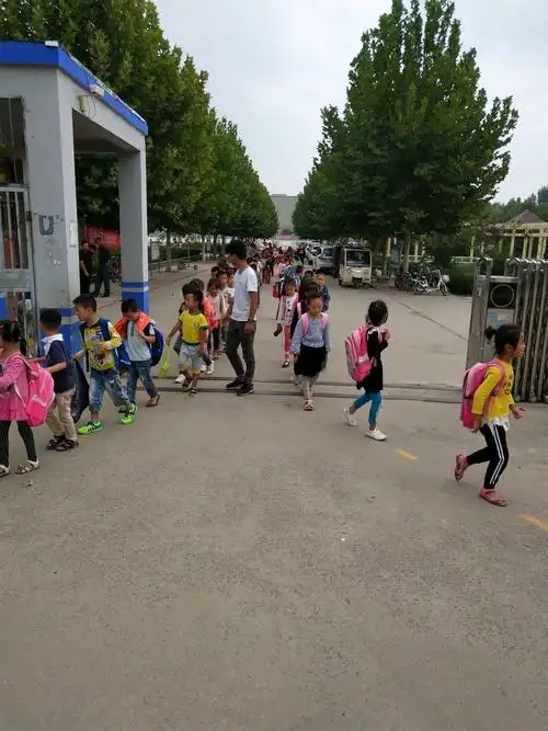 小学《上下楼梯靠右行及放学路队》演练于9月17日拉开帷幕为确保学生