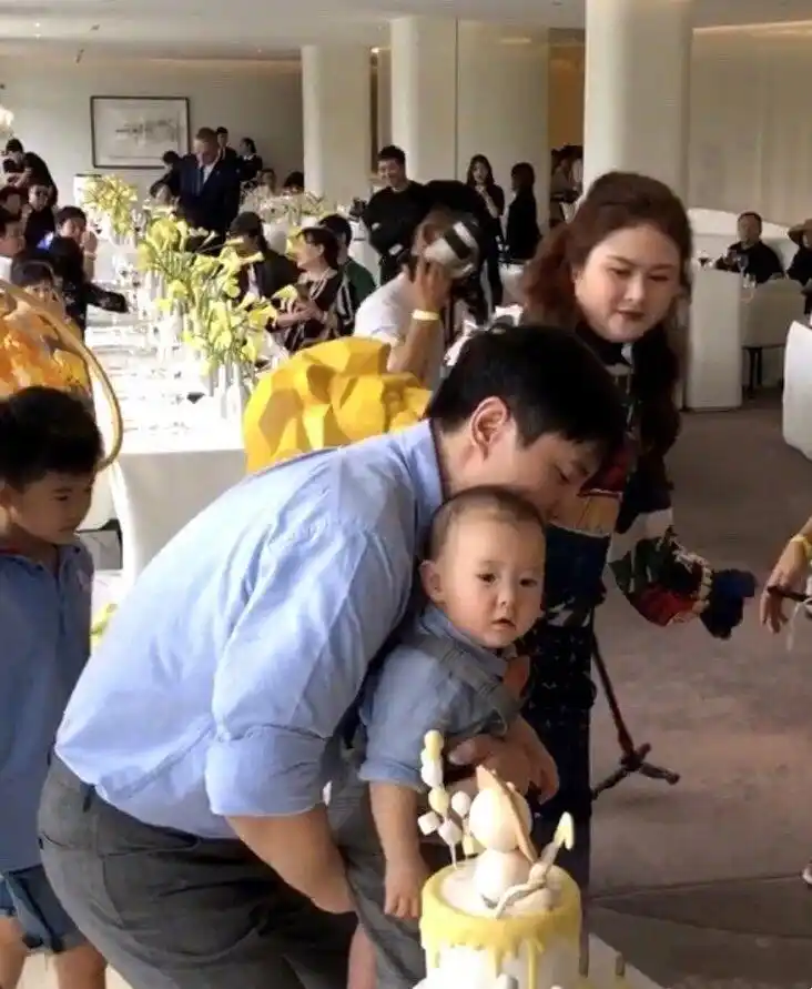 原创沈腾儿子周岁宴一家三口合体亮相娇妻胖到不敢认未修图太显龄
