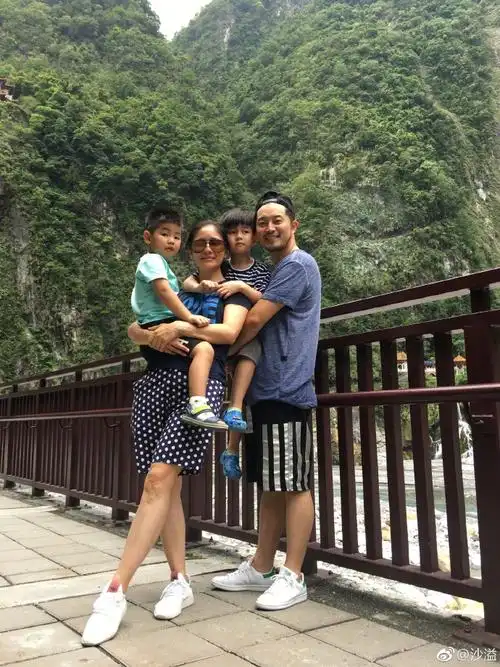 沙溢发了一张全家福,一家四口的亮点实在是太多了!